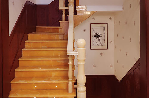 察雅中式别墅室内汉白玉石楼梯的定制安装装饰效果